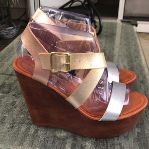 Bamboo (6.5) NWOT 3 tone metallic strapped sandal. Wood toned platform.